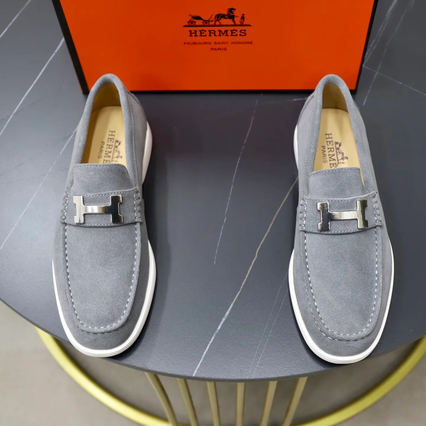 Ex-factory price: 540💰Hermès/Hermès slip-on men's shoes. This shoe is made of imported cow suede leather, with simple and smooth lines, and a 3CM rubber foam ultra-light sole combined with aerodynamic design! Youthful and fashionable, H button decoration, contrasting leather embellishment on the heel, calf lining to gently wrap your feet, with embossed logo cowhide feet, leather rock strips, casual and urban style, highlighting youthful vitality, sports and leisure version, super versatile Size number: 38-39-40-41-42-43-44 Standard leather shoe size (45 can be customized but does not support returns)